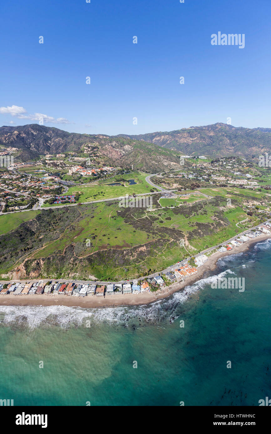 Luftaufnahme des Malibu Beach Immobilien und Hänge in Südkalifornien. Stockfoto