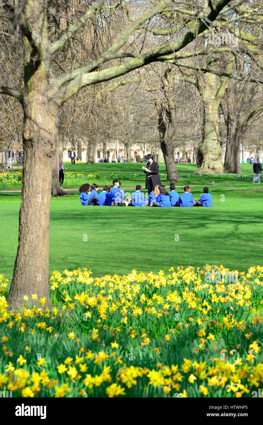 London, UK. Gruppe von Grundschulkindern mit Mittagessen in St James' Park Stockfoto