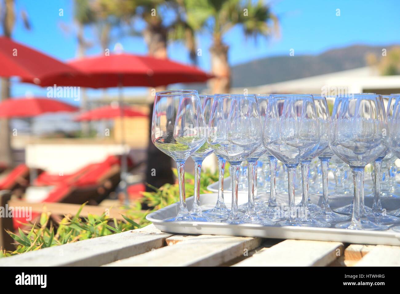 Weingläser auf einem Holztisch in ein tropisches Paradies Beachbar und restaurant Stockfoto