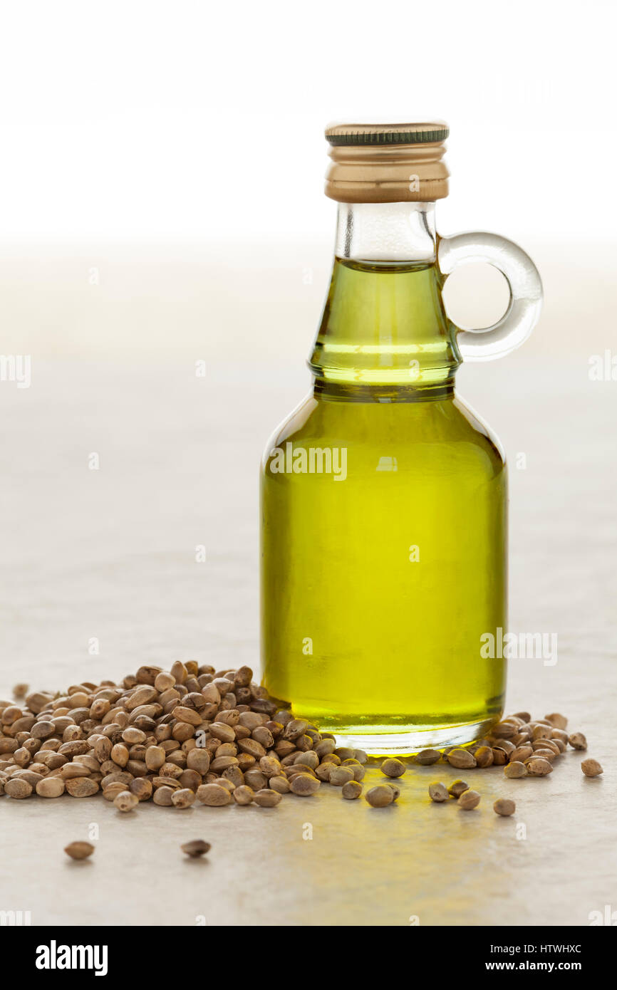 Flasche mit Hanföl und Samen Stockfoto