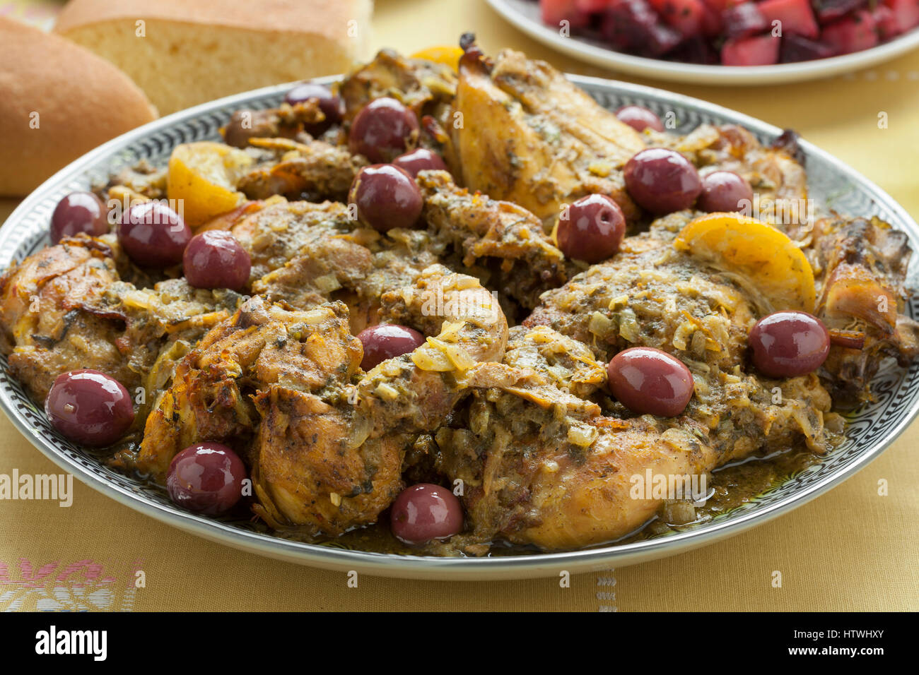 Marokkanische Gericht mit Huhn, Zitronen- und violette Oliven erhalten hautnah Stockfoto