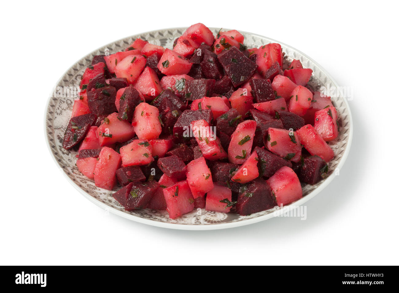 Schüssel mit marokkanischer Salat mit Rüben und Kartoffeln auf weißem Hintergrund Stockfoto