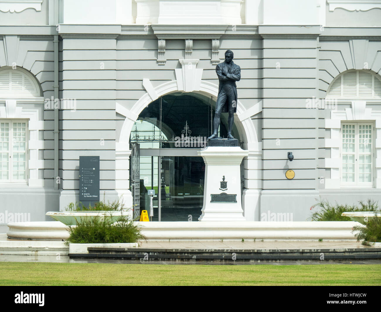 Bronzestatue von Stamford Raffles vor dem Victoria Theater und Konzerthalle, Singapur. Stockfoto
