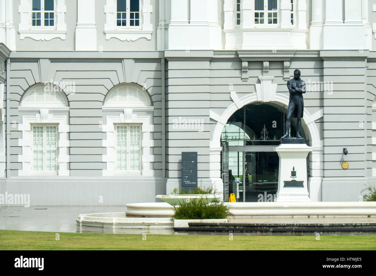 Bronzestatue von Stamford Raffles vor dem Victoria Theater und Konzerthalle, Singapur. Stockfoto
