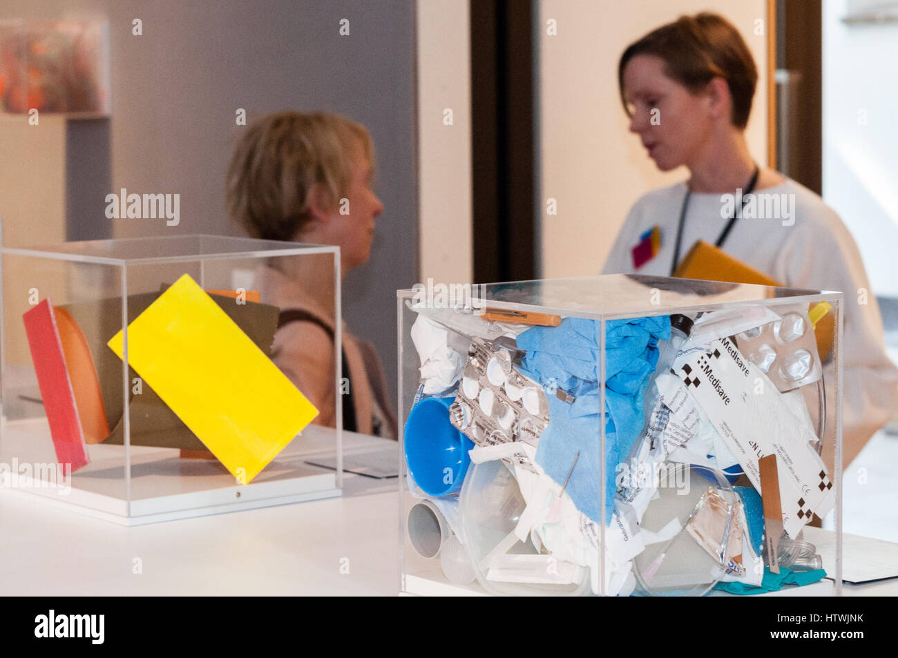 Bonhams, London, UK, 13. März 2017. Louise Morgan (links) und Laura Culpan (rechts) diskutieren Kunstwerke von 50 vollendeter Künstler, darunter Damien gemacht Stockfoto