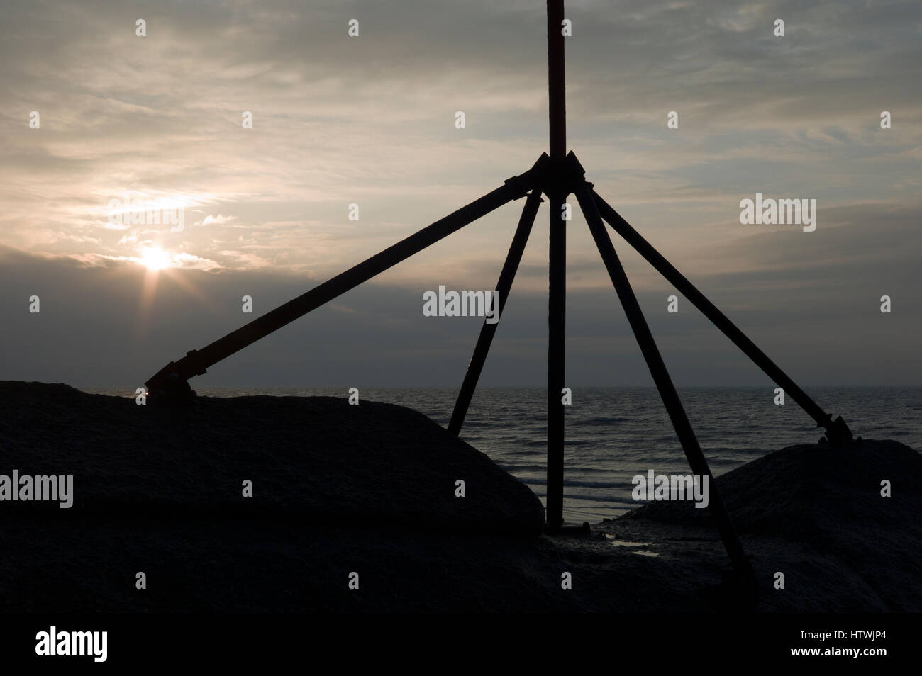Silhouette der Warnung Leuchtfeuer auf Buhne gegen Morgensonne, Brighton und Hove, UK Stockfoto