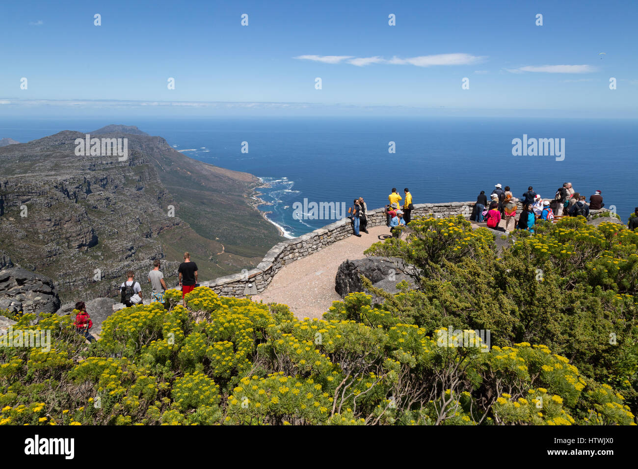 Table Mountain Kapstadt Südafrika - Besucher an der Spitze an einem sonnigen Tag. Stockfoto
