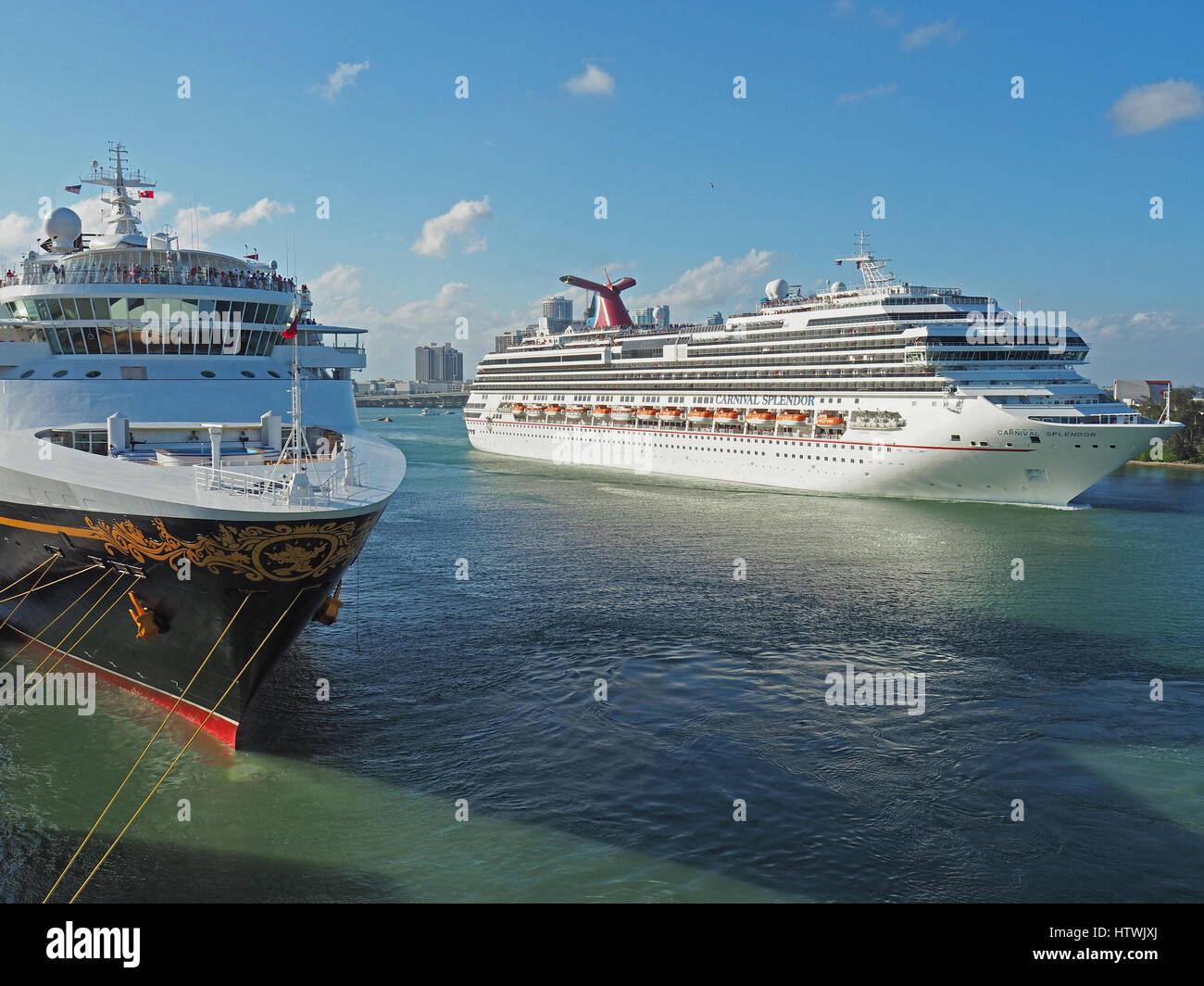 Carnival Splendor Kreuzfahrt Schiff und Disney Kreuzfahrtschiff an Anlegestelle im Hafen von Miami. Stockfoto