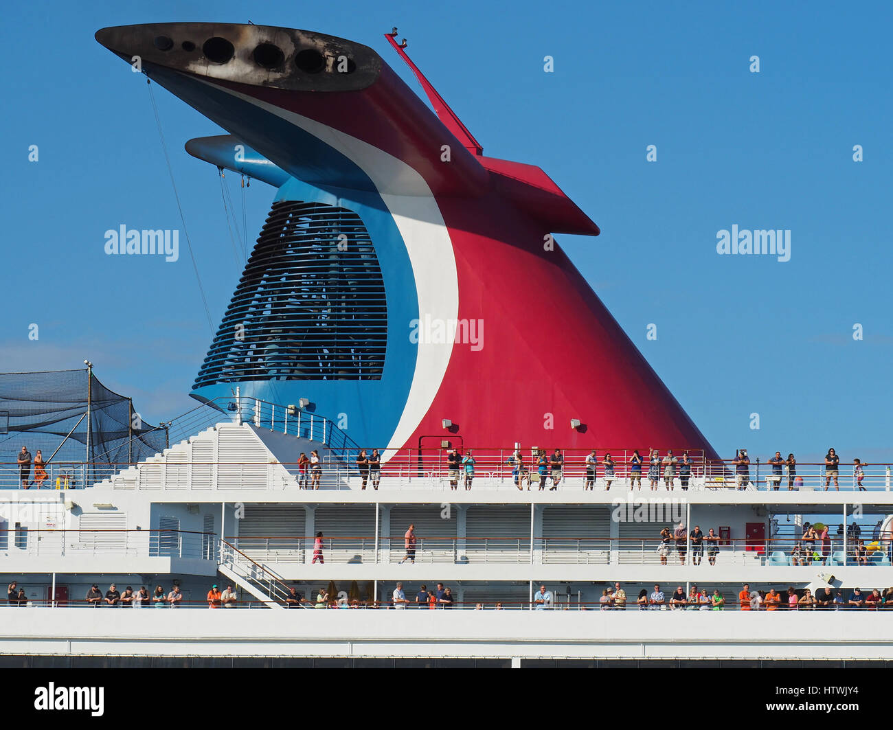 Carnival Splendor Kreuzfahrt-Passagiere verlassen Hafen von Miami. Stockfoto