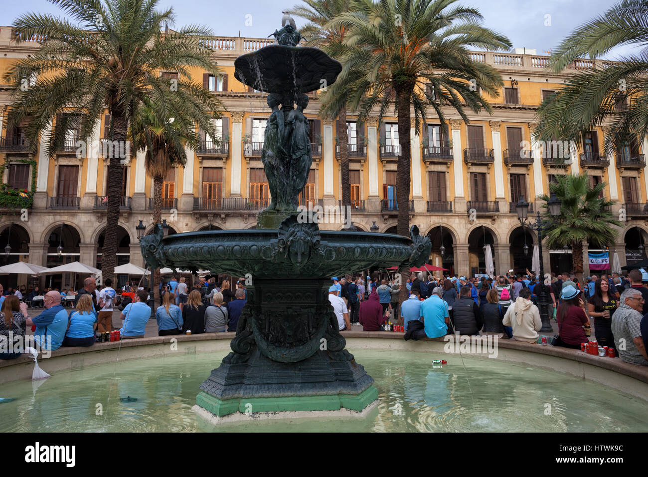 Menschen am klassischen Brunnen der drei Grazien am Placa Reial im Stadtzentrum von Barcelona in Katalonien, Spanien, Stadtleben Stockfoto