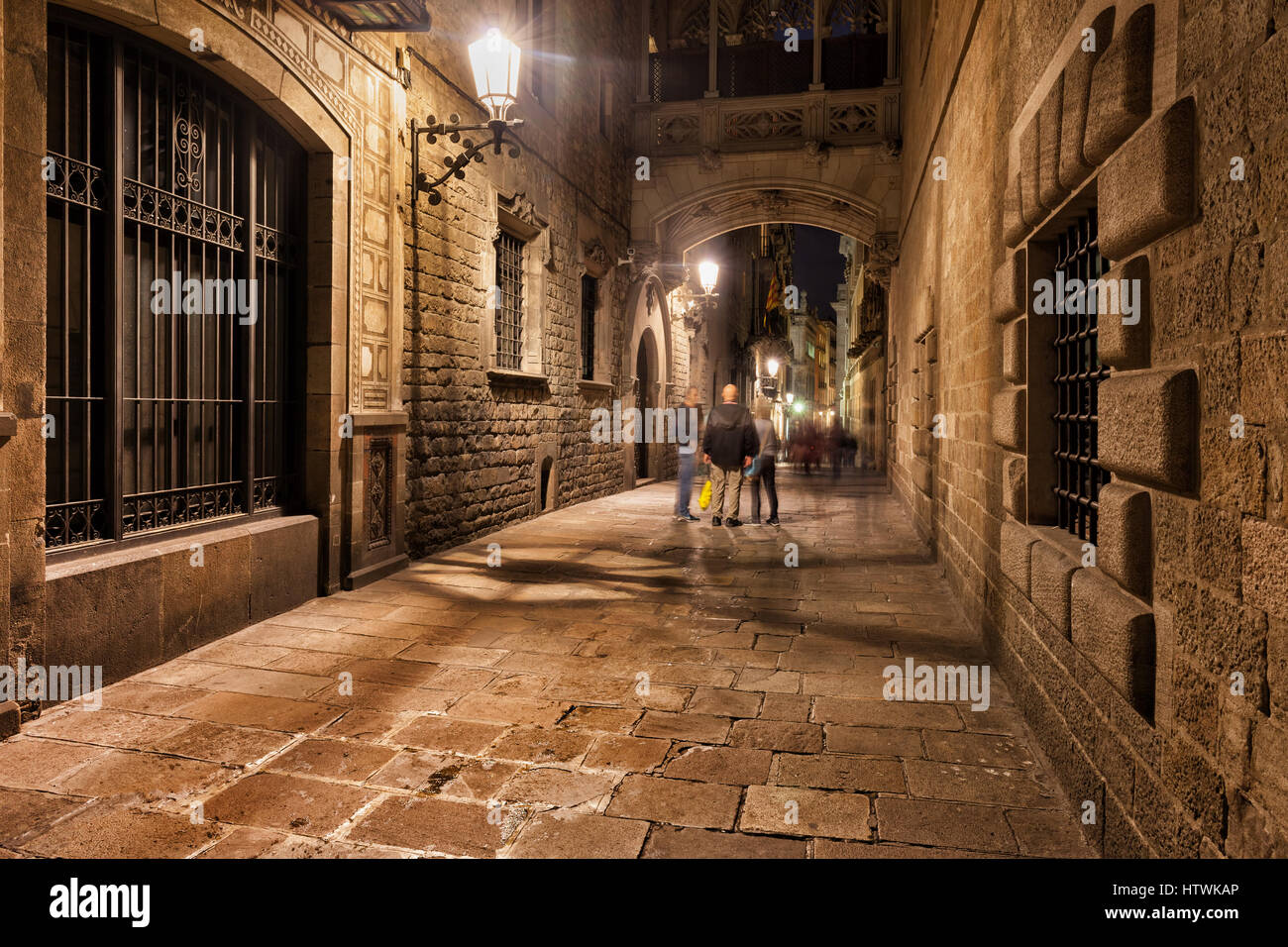 Gotischen Viertel (Barri Gotic) im Stadtzentrum von Barcelona in der Nacht, Carrer del Bisbe Straße in der Altstadt Stockfoto