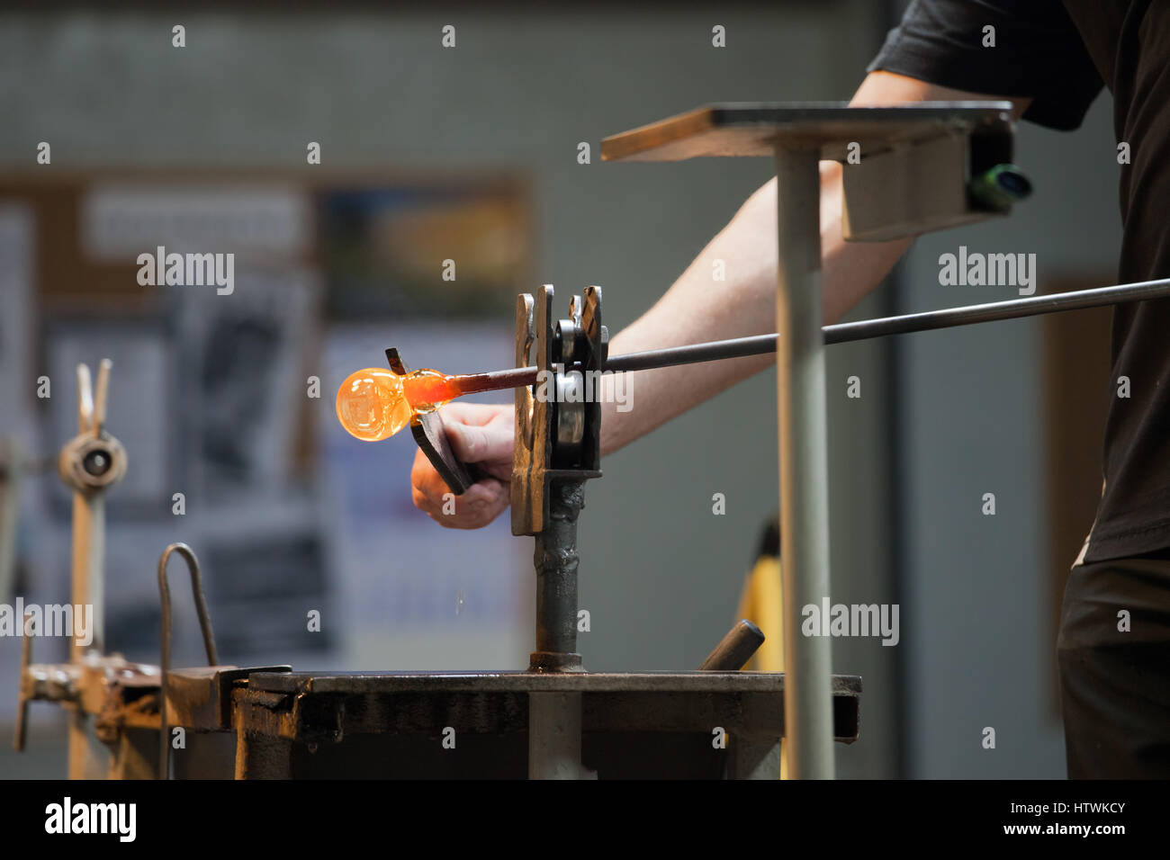 Glasmacher Arbeitnehmer schneiden heiß Bleiglas in Glashütte Fabrik Stockfoto