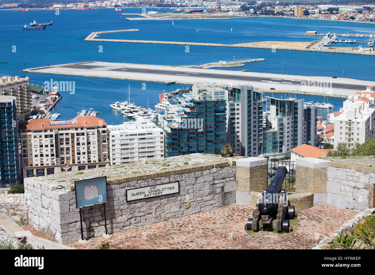 Königin Charlottes Batterie in Gibraltar, Kanone mit Blick auf die Stadt und das Meer Bucht Stockfoto