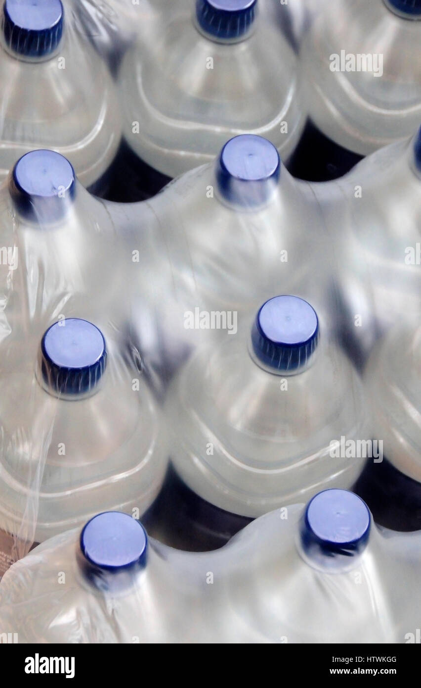 Wasser in Flaschen Stockfoto