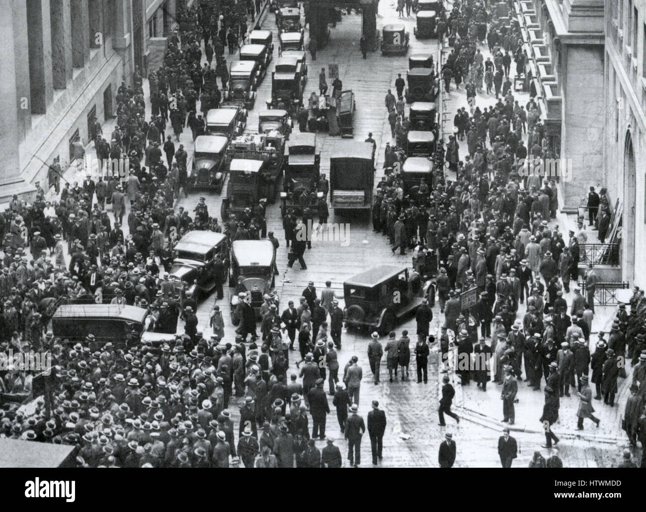 WALL STREET CRASH 29. Oktober 1929. Investoren und Maklern Mühle um außerhalb der New Yorker Börse. Stockfoto