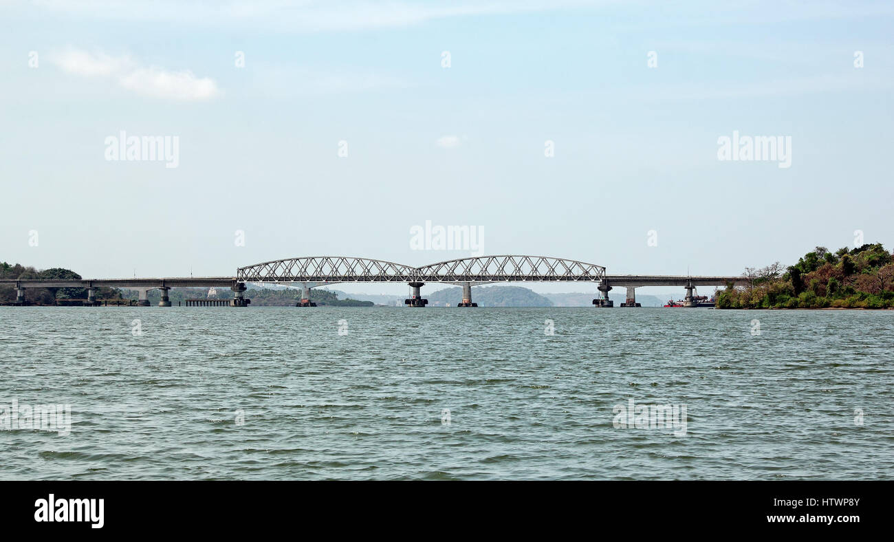 Panoramablick über indische Eisenbahnbrücke über den Fluss Zuari in Goa, Indien Stockfoto