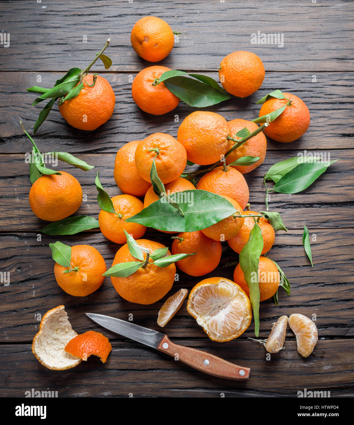 Reife Mandarinen auf Holztisch. Ansicht von oben. Stockfoto