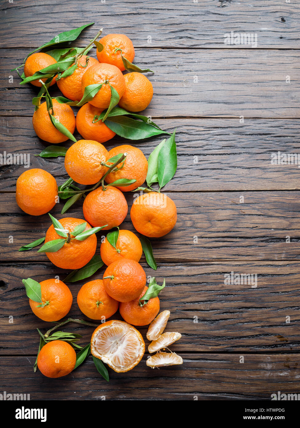 Reife Mandarinen auf Holztisch. Ansicht von oben. Stockfoto