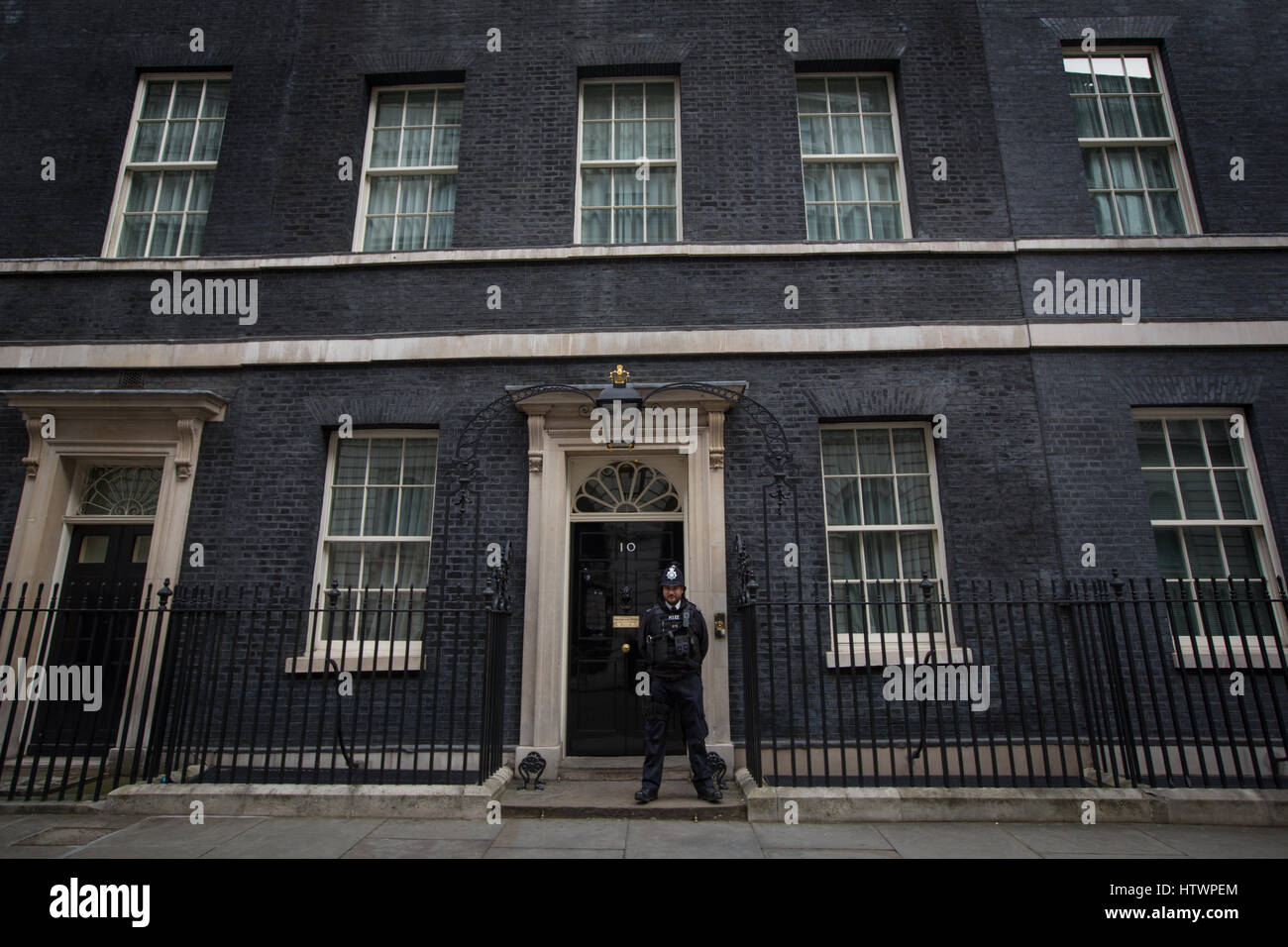 Die Tür am Nr. 10 Downing Street, London, England. Heimat des britischen Premierministers. Stockfoto
