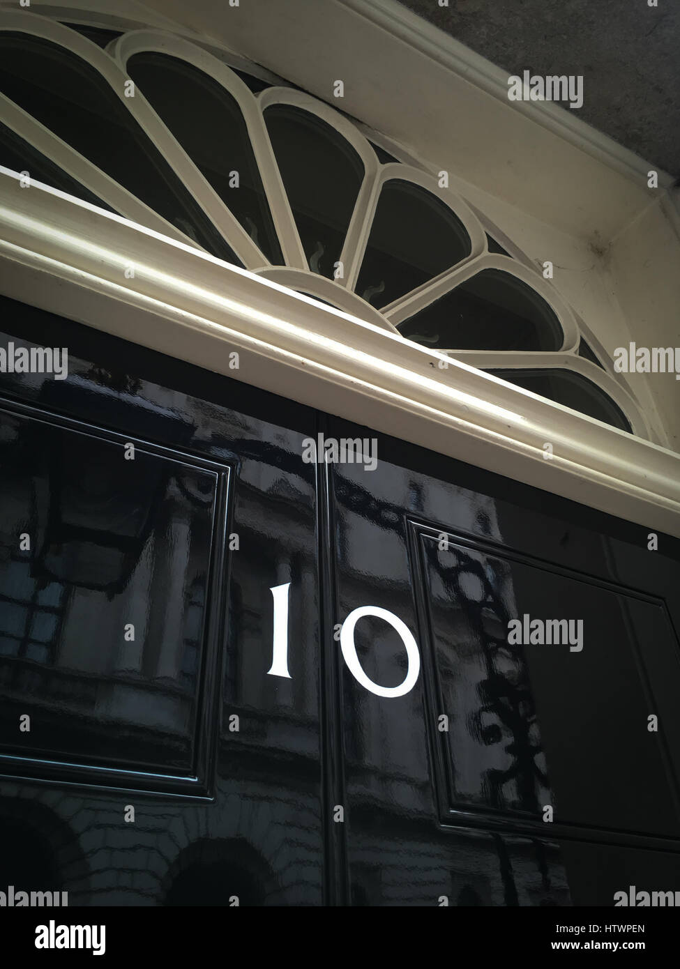 Die Tür am Nr. 10 Downing Street, London, England. Heimat des britischen Premierministers. Stockfoto