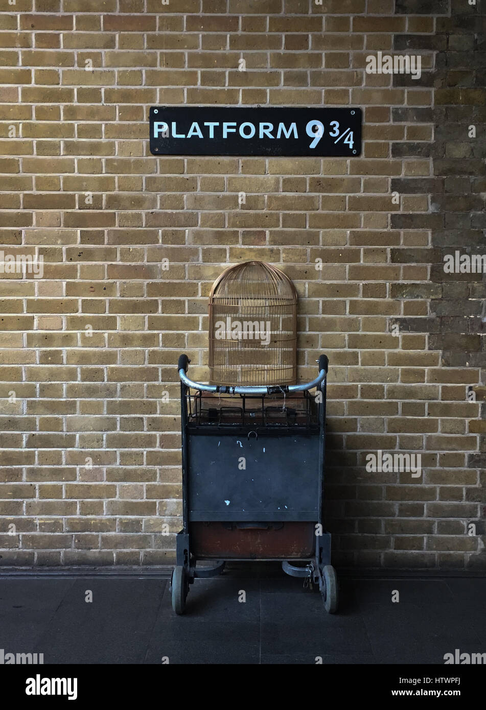 Plattform (& 3/4, für den Zug nach Hogwarts-Schule für Zauberer, Harry-Potter-Geschichten am Kings Cross Station, London, England. Stockfoto