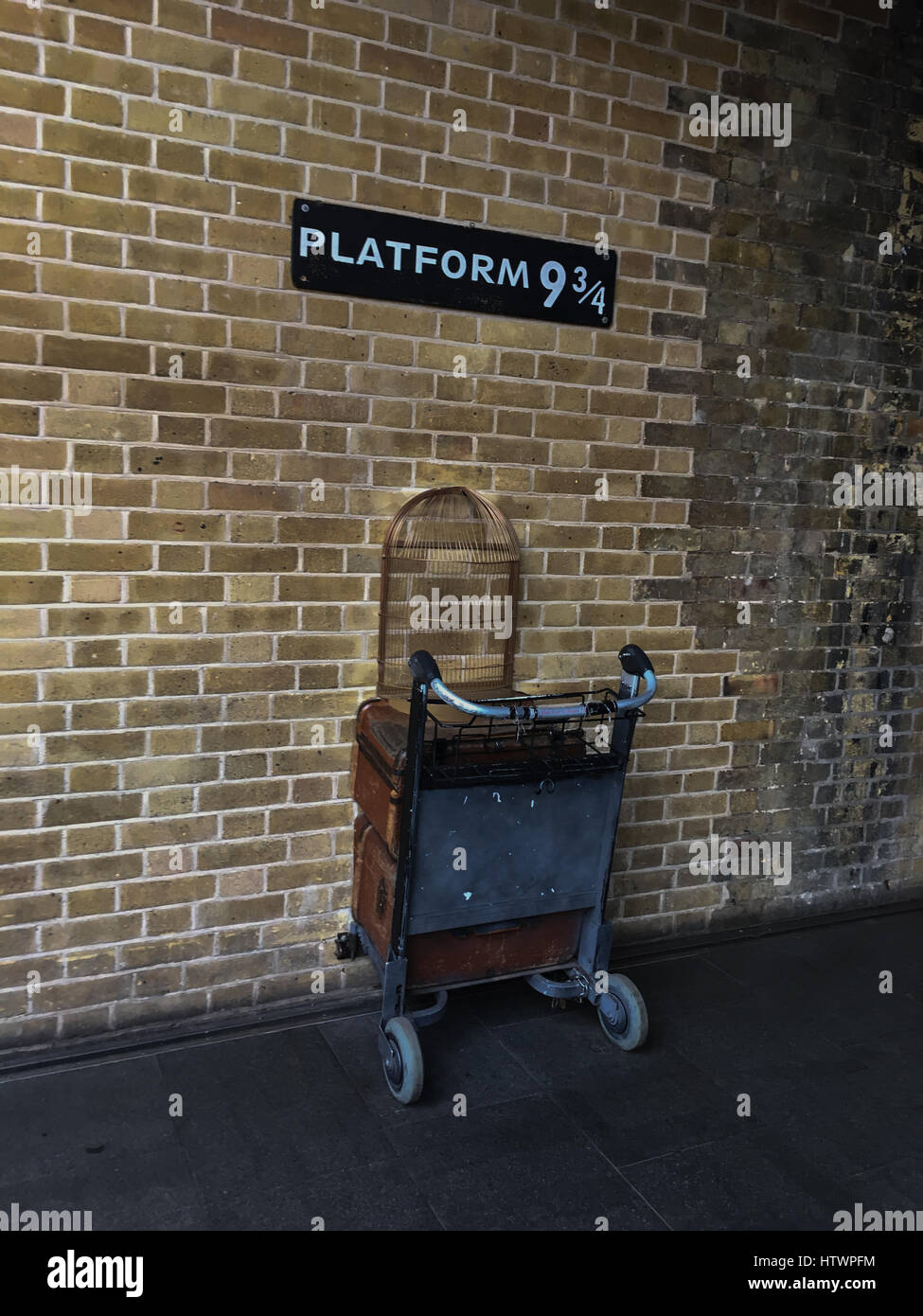Plattform (& 3/4, für den Zug nach Hogwarts-Schule für Zauberer, Harry-Potter-Geschichten am Kings Cross Station, London, England. Stockfoto