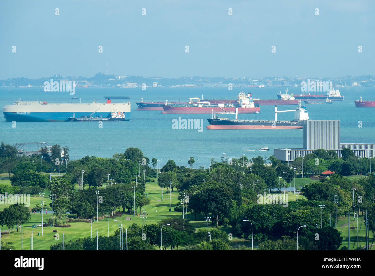 Verankerte Schiffe in Eastern Anchorage aus der Marina Bay, Singapur. Stockfoto