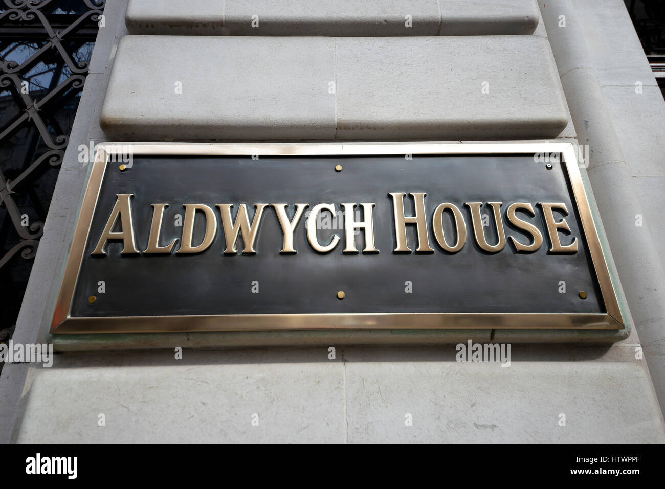 Aldwych House Namensschild. Das Gebäude befindet sich stolz auf der Nordostseite des Aldwych mit einer 65 Meter langen Straßenfassade Stockfoto