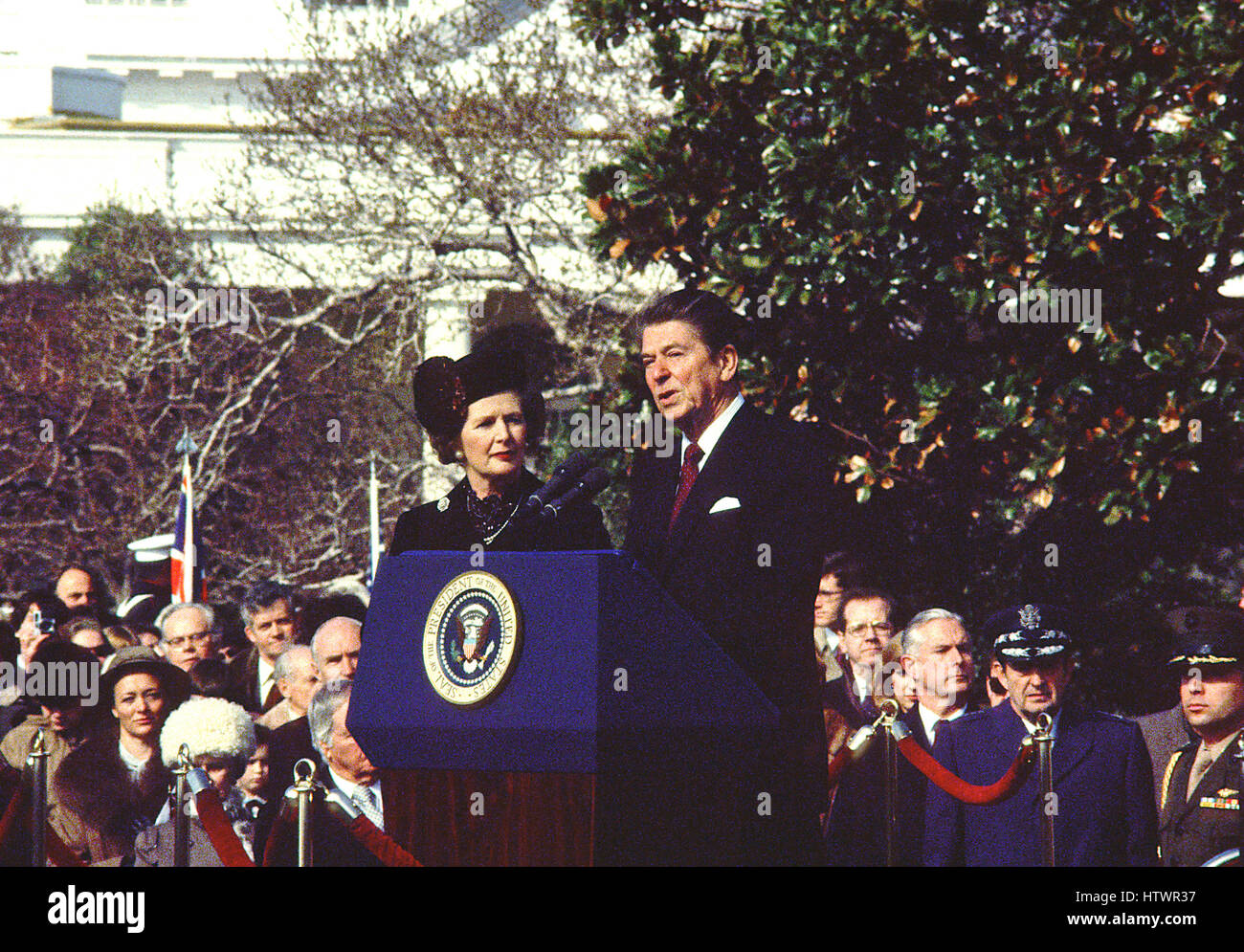 Washington, DC - (Datei)--US-Präsident Ronald Reagan macht Bemerkungen wie er Premierministerin Margaret Thatcher von Großbritannien seit ihrem ersten offiziellen Besuch seiner Präsidentschaft auf dem South Lawn des weißen Haus in Washington, DC am Do. begrüßt Stockfoto