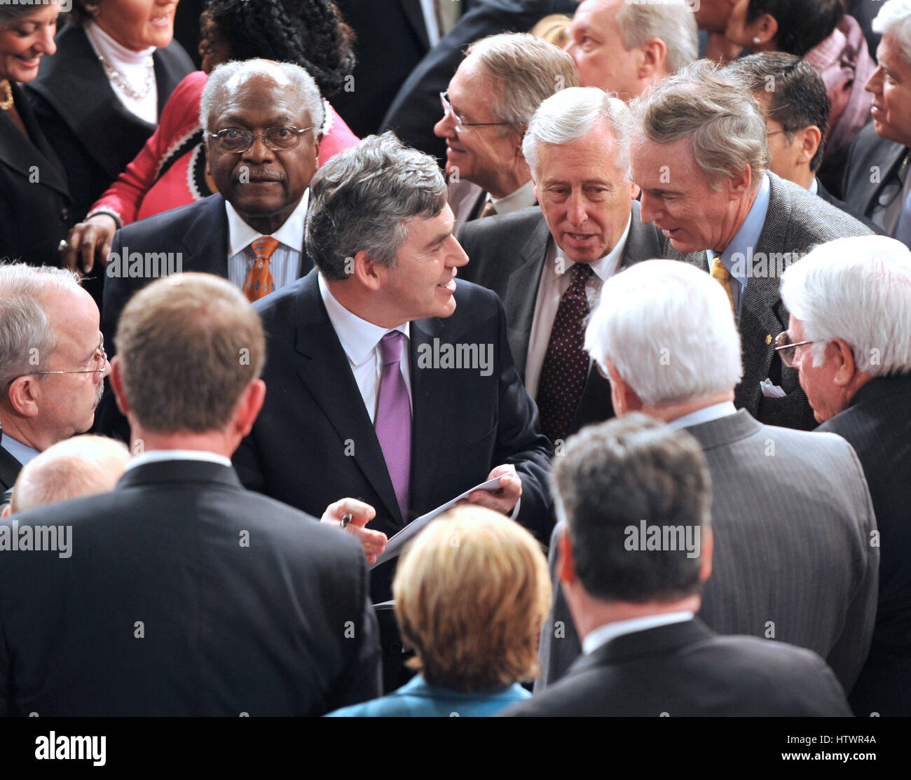Washington, DC - ist 4. März 2009--The Recht Honorable Gordon Brown, M.P., Premierminister des Vereinigten Königreichs, umgeben durch Mitglieder des Kongresses auf der Suche nach Autogrammen, als er das Haus Kammer fährt nach Bewältigung einer gemeinsamen Sitzung des United Stat Stockfoto