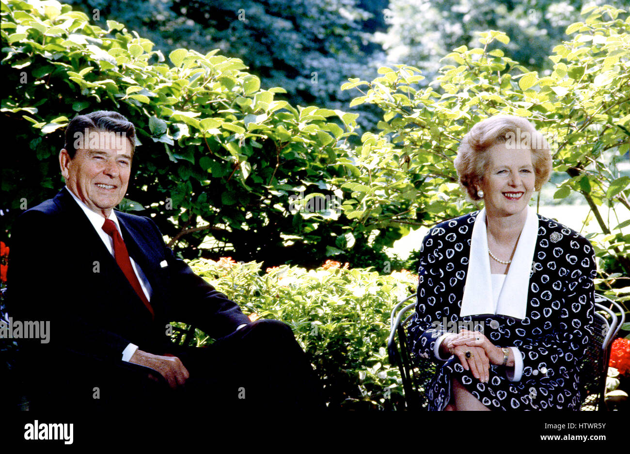Premierministerin Margaret Thatcher des Vereinigten Königreichs, Recht, besucht US-Präsident Ronald Reagan, links, im Rose Garden am weißen Haus in Washington, DC auf Freitag, 17. Juli 1987 Thatcher starb an einem Schlaganfall bei 87 Montag, 8. April 2013 Stockfoto
