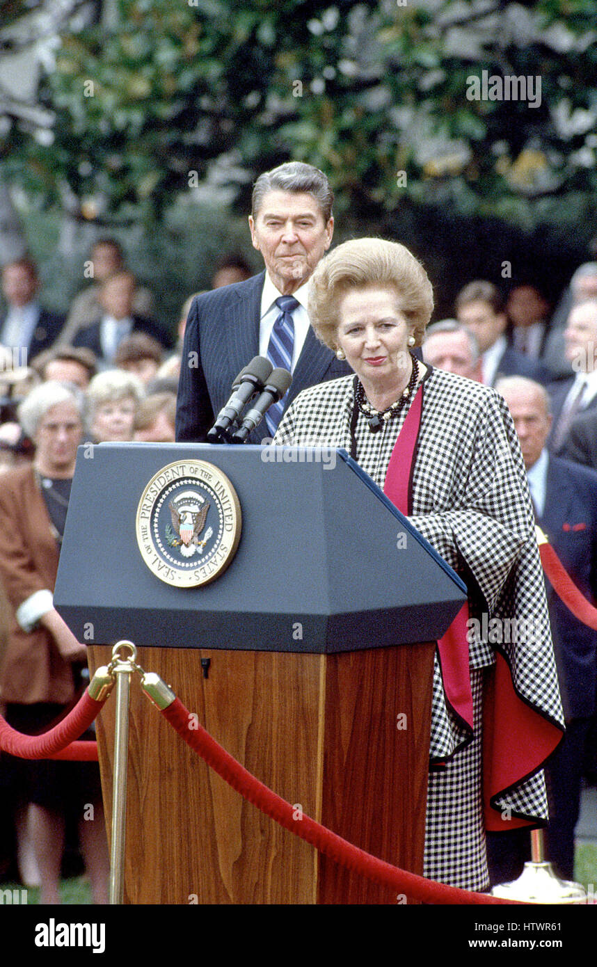 US-Präsident Ronald Reagan, links, hört als Premierministerin Margaret Thatcher von Großbritannien, rechts macht Bemerkungen während einer Willkommenszeremonie in ihr zu Ehren auf dem South Lawn des weißen Hauses in Washington, DC auf Mittwoch, 16. November 1988 Stockfoto