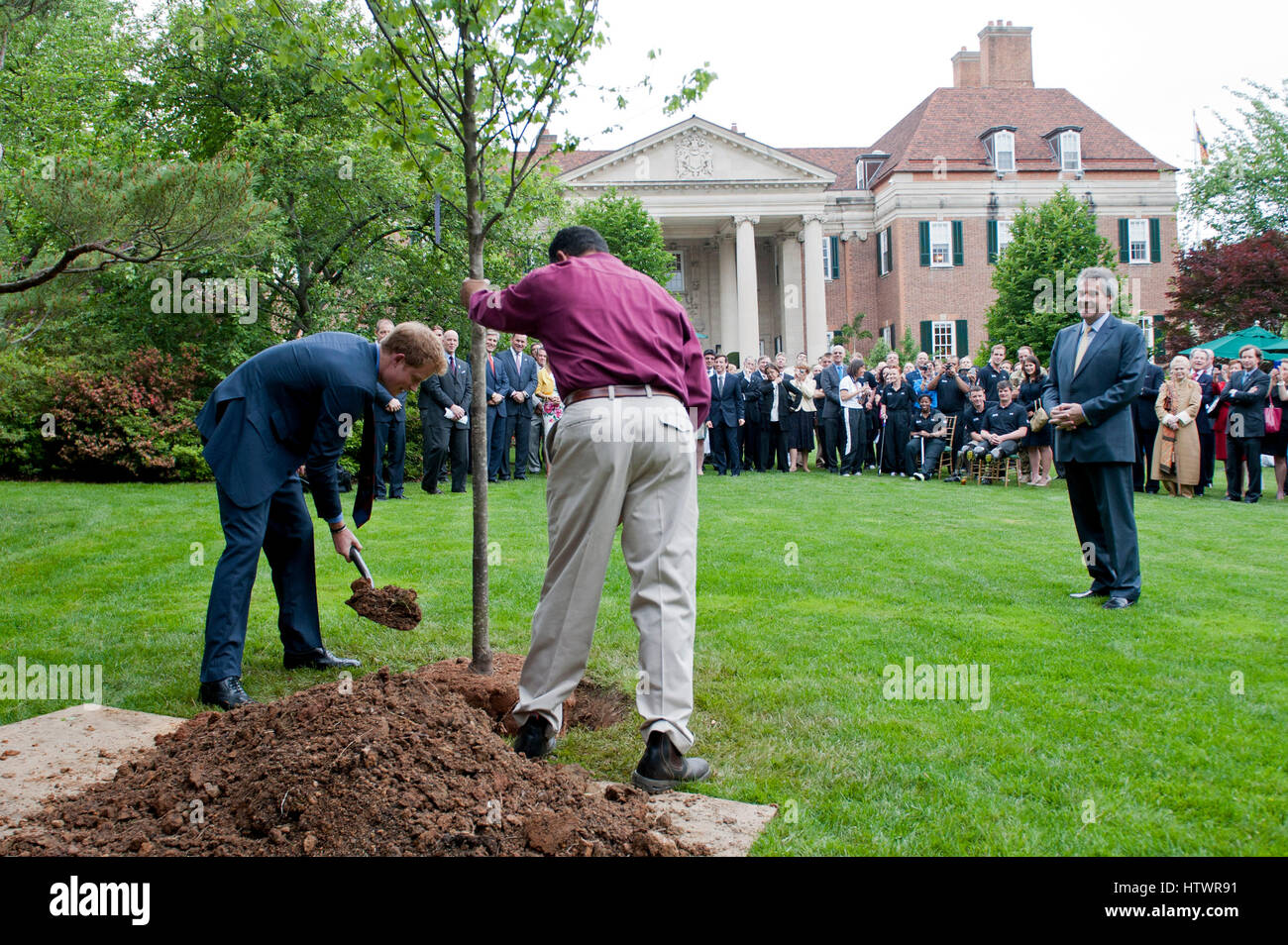 Prinz Harry hilft, um einen Baum zu Pflanzen, in den britischen Botschafter Residenz Garten als Anerkennung für US und britische verwundete Krieger, in Washington, D.C. am 7. Mai 2012. Stockfoto