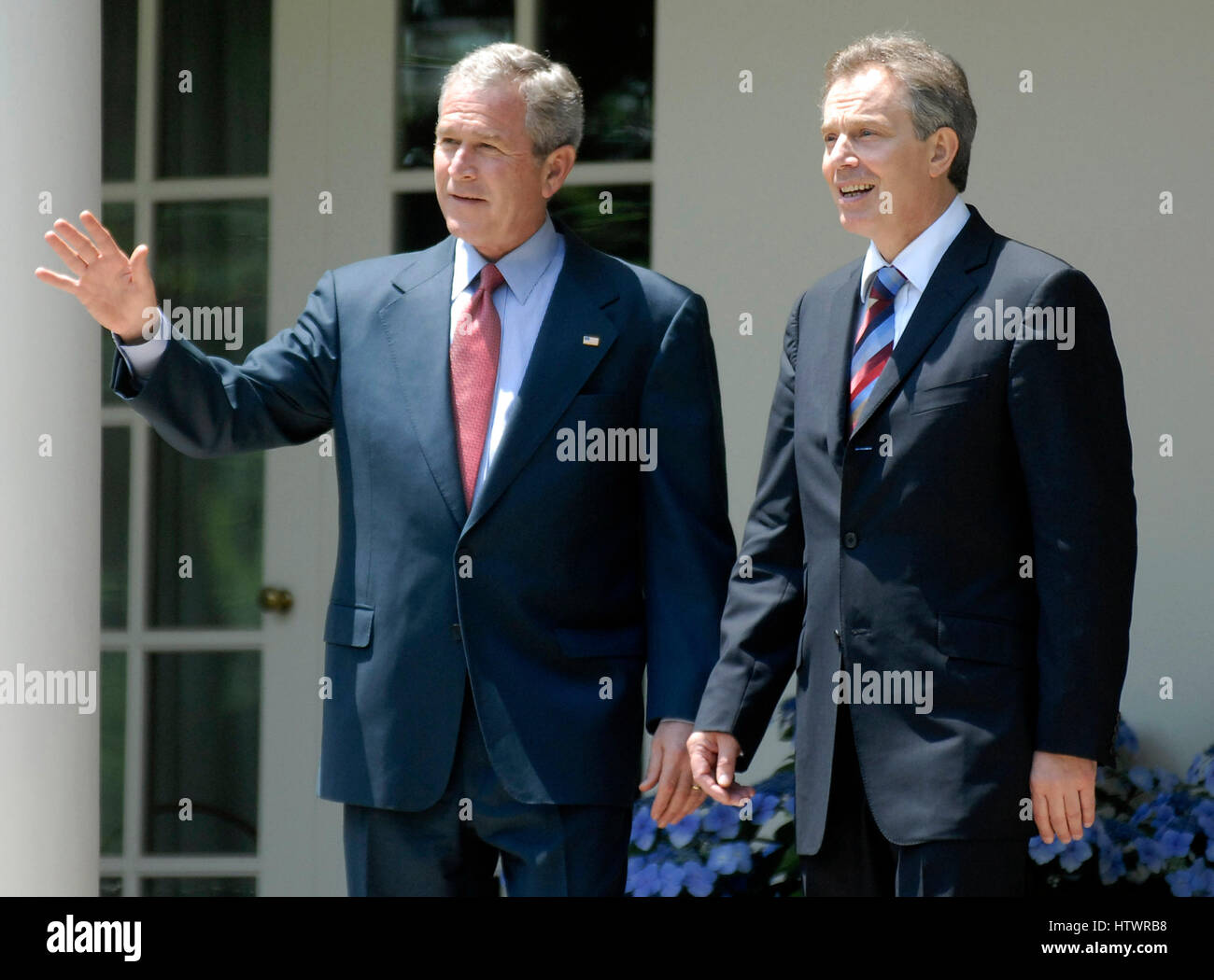 US Präsident George W Bush (L) begrüßt der britische Premierminister Tony Blair im Weißen Haus zum Mittagessen, am 26. Mai 2006 in Washington. Stockfoto