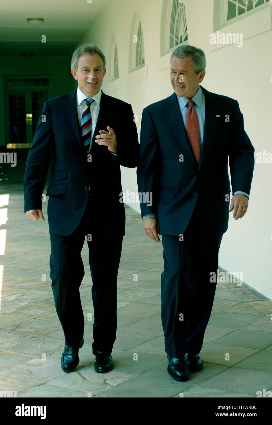 US-President George W Bush (R) begrüßt der britische Premierminister Tony Blair im Weißen Haus zum Mittagessen, in Washington am 26. Mai 2006 (UPI Photo/Kevin Dietsch Stockfoto