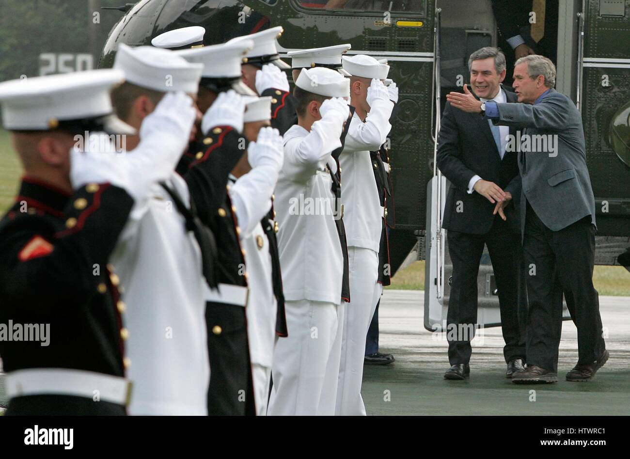 CAMP DAVID, MD - Juli 29: (AFP raus) Mitglieder der militärischen Salute U.S President George W Bush (R) wie er britische Premierminister Gordon Brown Ankunft in Camp David 29. Juli 2007 in Camp David, Maryland die beiden Führer begrüßt werden, Diskus Sitzungen Stockfoto