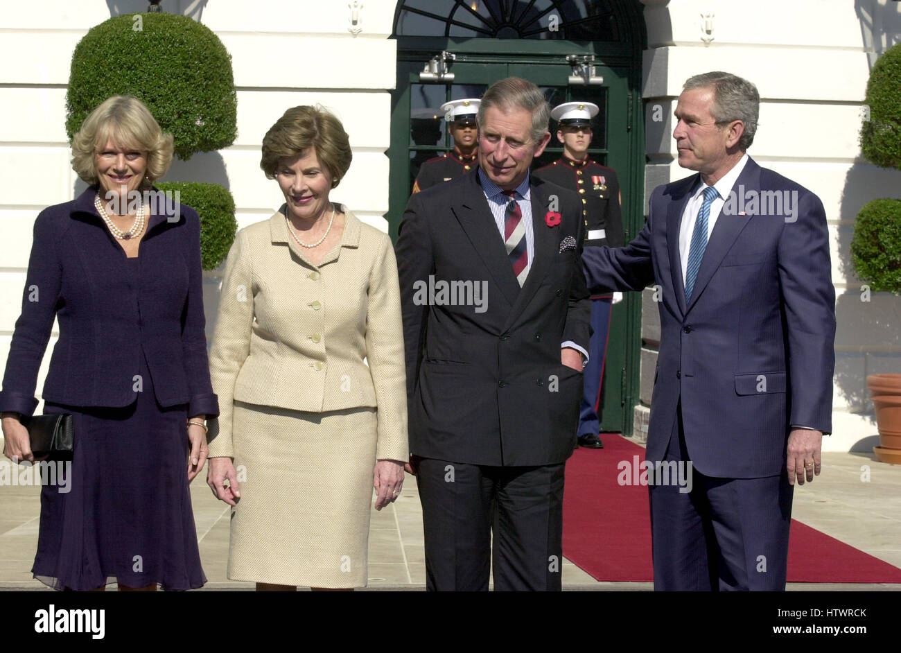 Washington, DC - 2. November 2005--Vereinigte Staaten Präsident George w. Bush und First Lady Laura Bush willkommen, Charles, Prince Of Wales und Camilla, Herzogin von Cornwall im Weißen Haus für ein Mittagessen in Washington, D.C. am 2. November 2005 von l Stockfoto