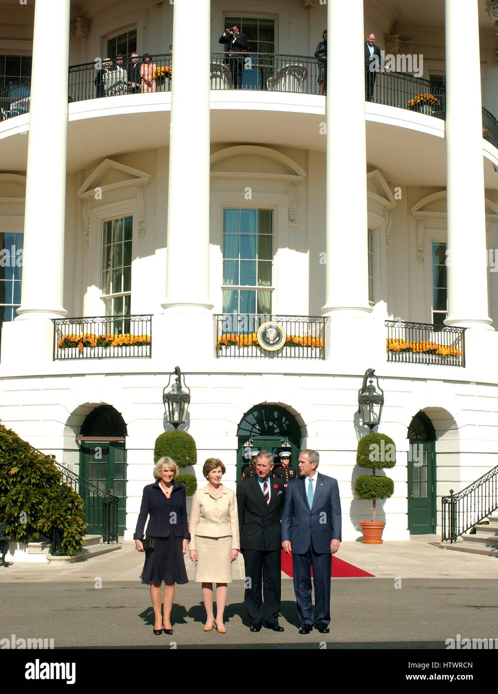 Washington, DC - 2. November 2005--Vereinigte Staaten Präsident George w. Bush und First Lady Laura Bush willkommen, Charles, Prince Of Wales und Camilla, Herzogin von Cornwall im Weißen Haus für ein Mittagessen in Washington, D.C. am 2. November 2005 von l Stockfoto