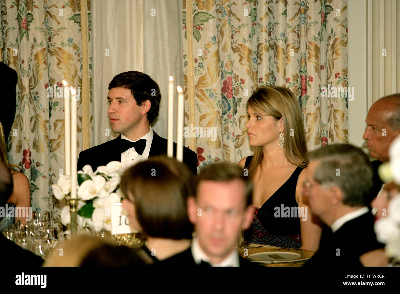 Washington, D.C - 2. November 2005--Jenna Bush, Recht, Tochter von Vereinigte Staaten Präsident George w. Bush, nimmt an einem gemeinsamen Abendessen mit ihrem Gast Henry Hager, links im Weißen Haus in Washington, D.C. am 2. November 2005 das seltene Black Tie Dinner war er Stockfoto