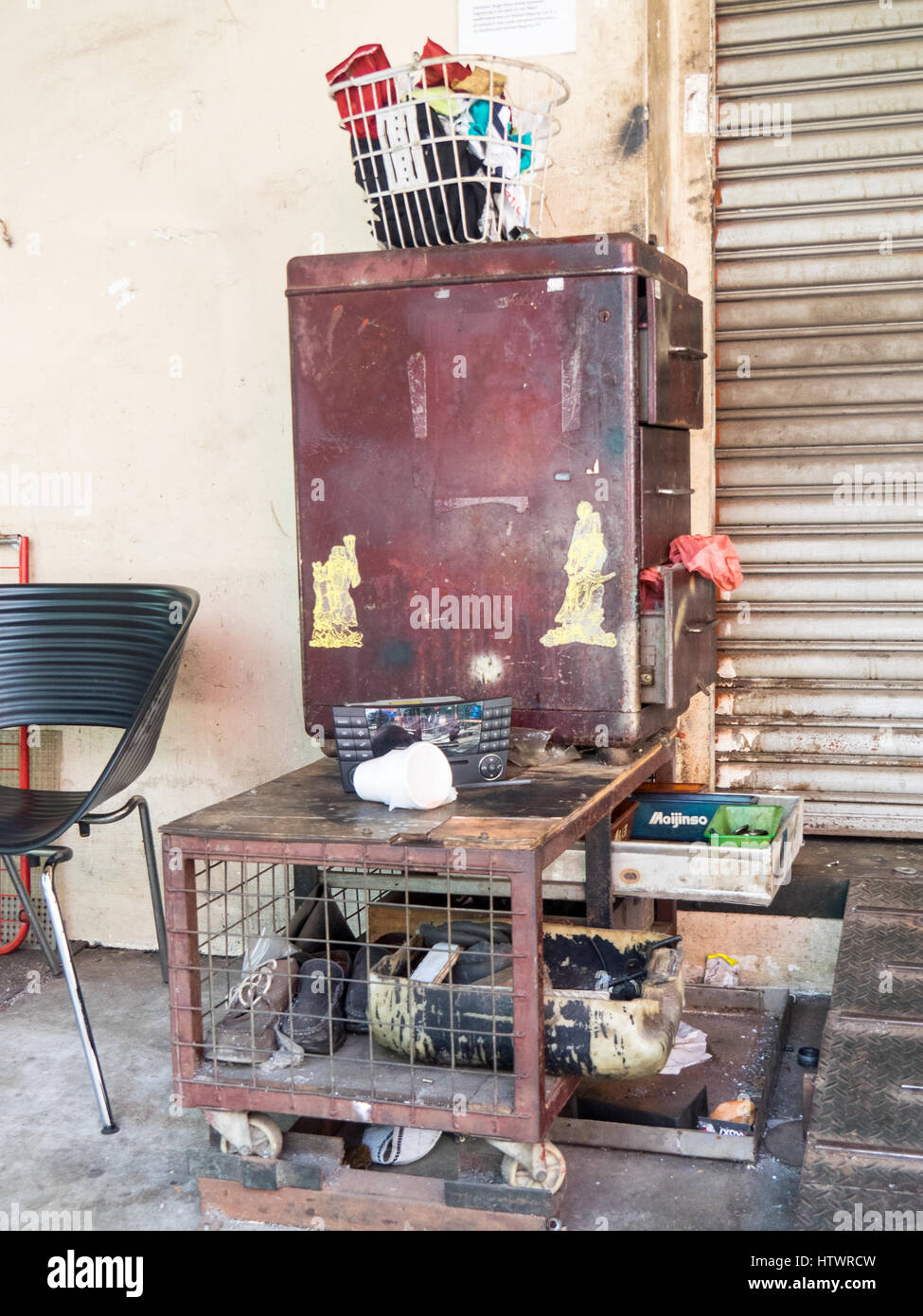 Schrank und Toolbox außerhalb einer mechanischen Werkstatt. Stockfoto
