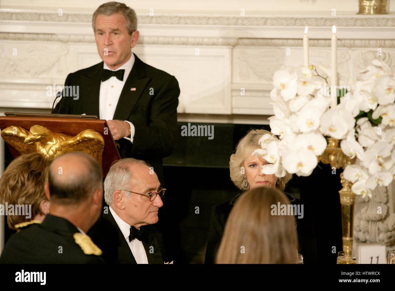 Washington, D.C - 2. November 2005--bietet einen Toast als Camilla, Herzogin von Cornwall, Vereinigtes Königreich, Vereinigte Staaten Präsident George w. Bush, links, rechts, bei einem gemeinsamen Abendessen im Weißen Haus in Washington, D.C. am 2. November 2005 hört Großbritanniens Stockfoto
