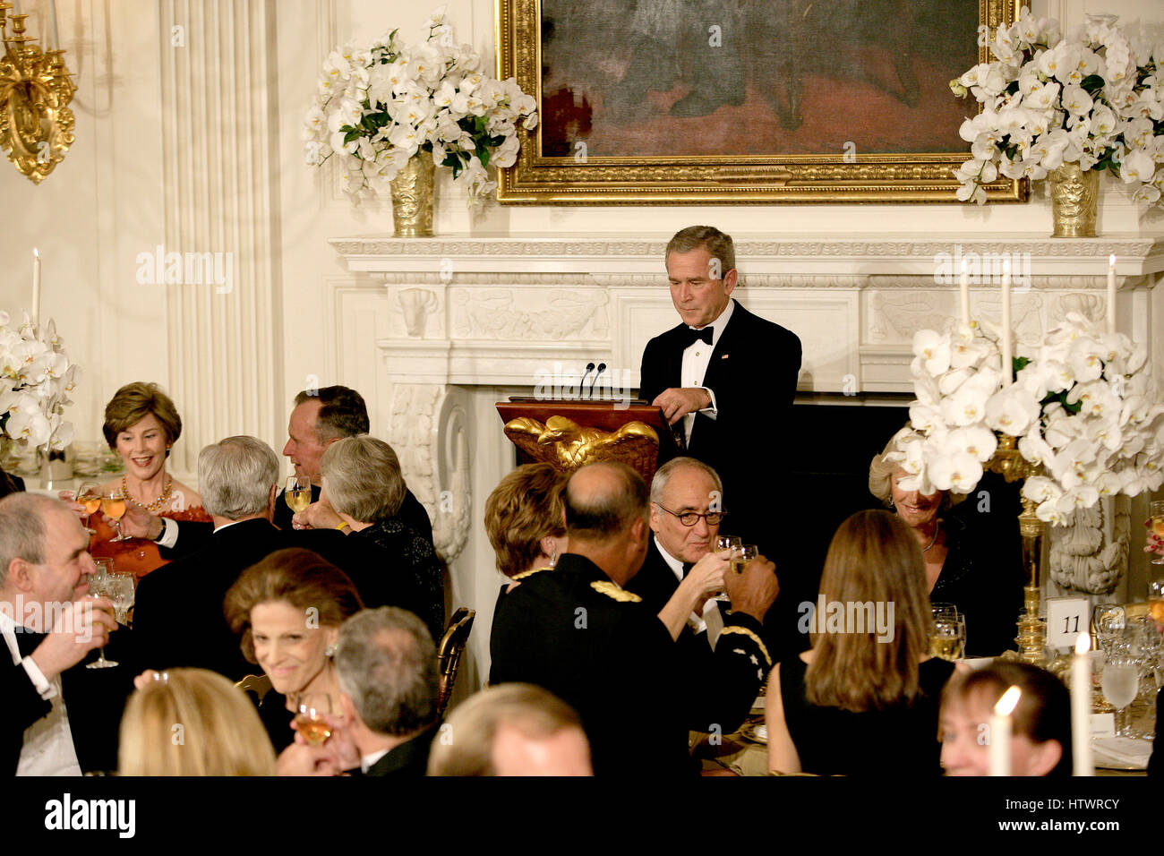 Washington, DC - 2. November 2005--Vereinigte Staaten Präsident George w. Bush, Center, bietet ein Toast wie Camilla, Herzogin von Cornwall, Großbritannien, richtig, bei einem gemeinsamen Abendessen im Weißen Haus in Washington, D.C. am 2. November 2005 hört Großbritannien " Stockfoto