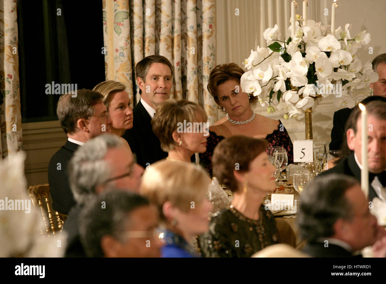 Washington, DC - 2. November 2005--US-Senator Bill Frist (Republikanische von Tennessee), verließ und Doro Koch, Schwester von Vereinigte Staaten Präsident George w. Bush, Recht, hören, wie der Präsident bietet einen Toast, Charles, Prince Of Wales und Camilla, D Stockfoto