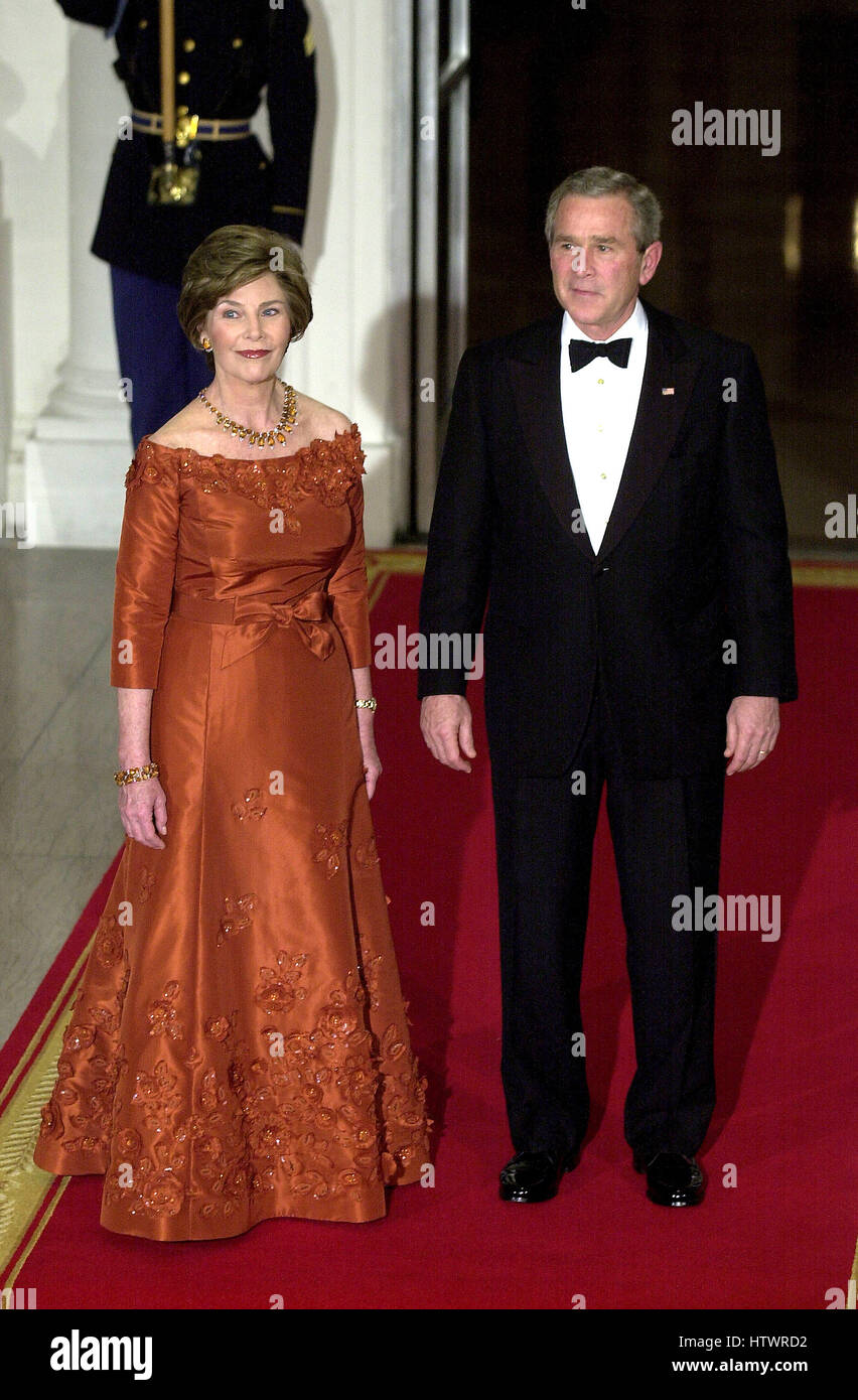 Washington, DC - 2. November 2005--Vereinigte Staaten Präsident George w. Bush und First Lady Laura Bush willkommen, Charles, Prince Of Wales und Camilla, Herzogin von Cornwall im Weißen Haus für einem gemeinsamen Abendessen in ihrer Ehre in Washington, D.C. am Nov. Stockfoto