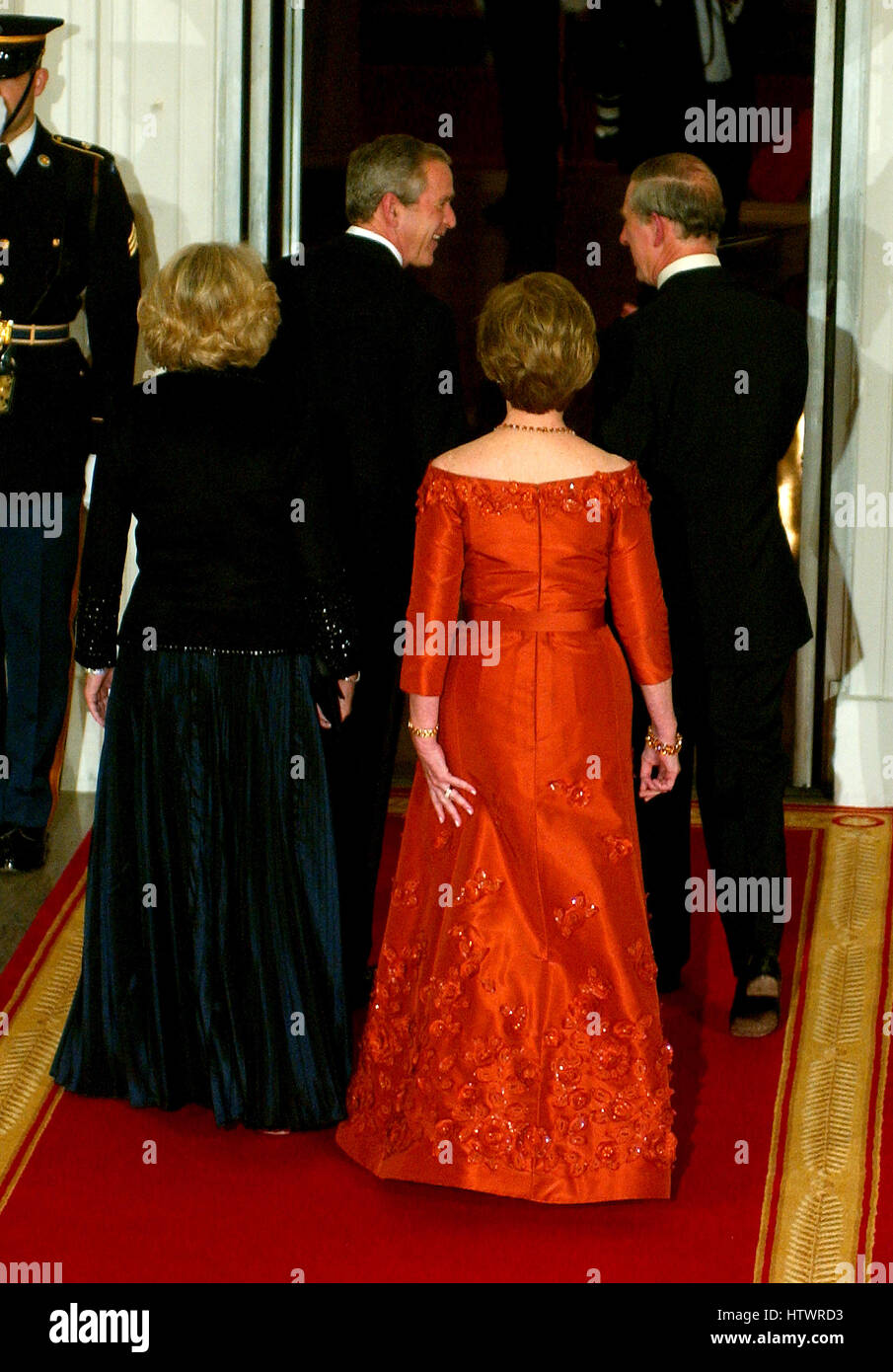 Washington, DC - 2. November 2005--Vereinigte Staaten Präsident George w. Bush und First Lady Laura Bush willkommen, Charles, Prince Of Wales und Camilla, Herzogin von Cornwall im Weißen Haus für einem gemeinsamen Abendessen in ihrer Ehre in Washington, D.C. am Nov. Stockfoto