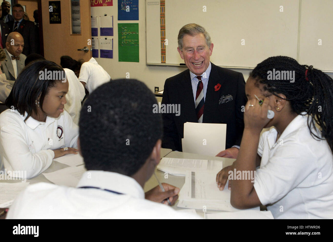 Washington, D.C - 2. November 2005 - Prinz Charles Aktien ein Lachen mit Studenten an der Samen Schule in Washington, Mittwoch, 2. November 2005 die SEED School bietet eine intensive akademische und boarding 320 städtischen Kinder der Klassen sieben bis tw Stockfoto