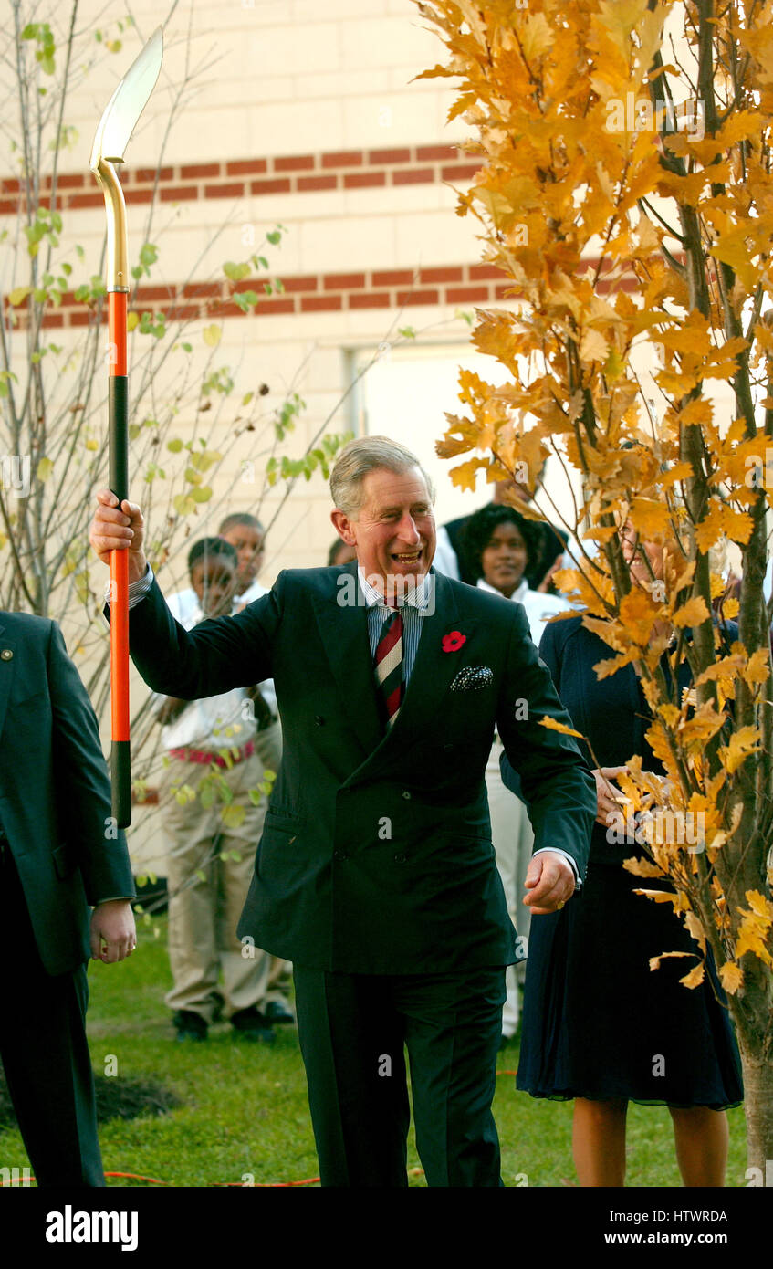 Washington, DC - 2. November 2005--clowns Charles, Prince Of Wales mit einer Schaufel verwendet, um einen Baum während eines Besuchs in der School of Education Evolution and Development (SEED) School bei einem Besuch mit seiner Frau Camilla, die Herzogin von Cornwall zu Pflanzen, Stockfoto