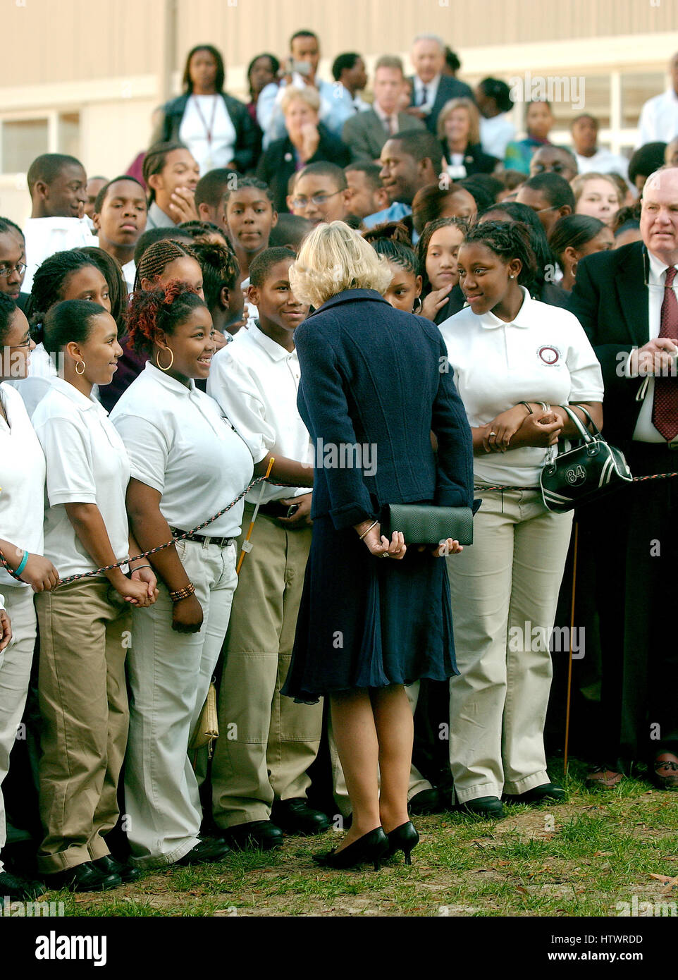 Washington, DC - 2. November 2005--Camilla, die Herzogin von Cornwall, spricht mit Schülern wie sie einer Seil-Linie bei ihrem Besuch in der School of Education Evolution and Development (SEED) School in Washington, D.C. am 2. November 2005 die Samen Schoo arbeitet Stockfoto