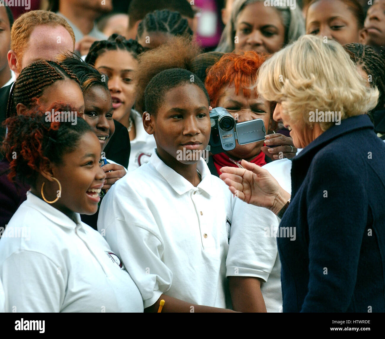 Washington, D.C - 2. November 2005--Camilla, die Herzogin von Cornwall, spricht mit Schülern wie eine Seil-Linie sie bei ihrem Besuch an der Schule für Bildung Evolution arbeitet und Development (SEED) in Washington, D.C. am 2. November 2005 der SAMENS Schule Schule ist eine öffentliche Charta Internat... Bildnachweis: Ron Sachs CNP. (Einschränkung: kein New Yorker U-Bahn oder anderen Zeitungen im Umkreis 75 Meilen von New York City Stockfoto