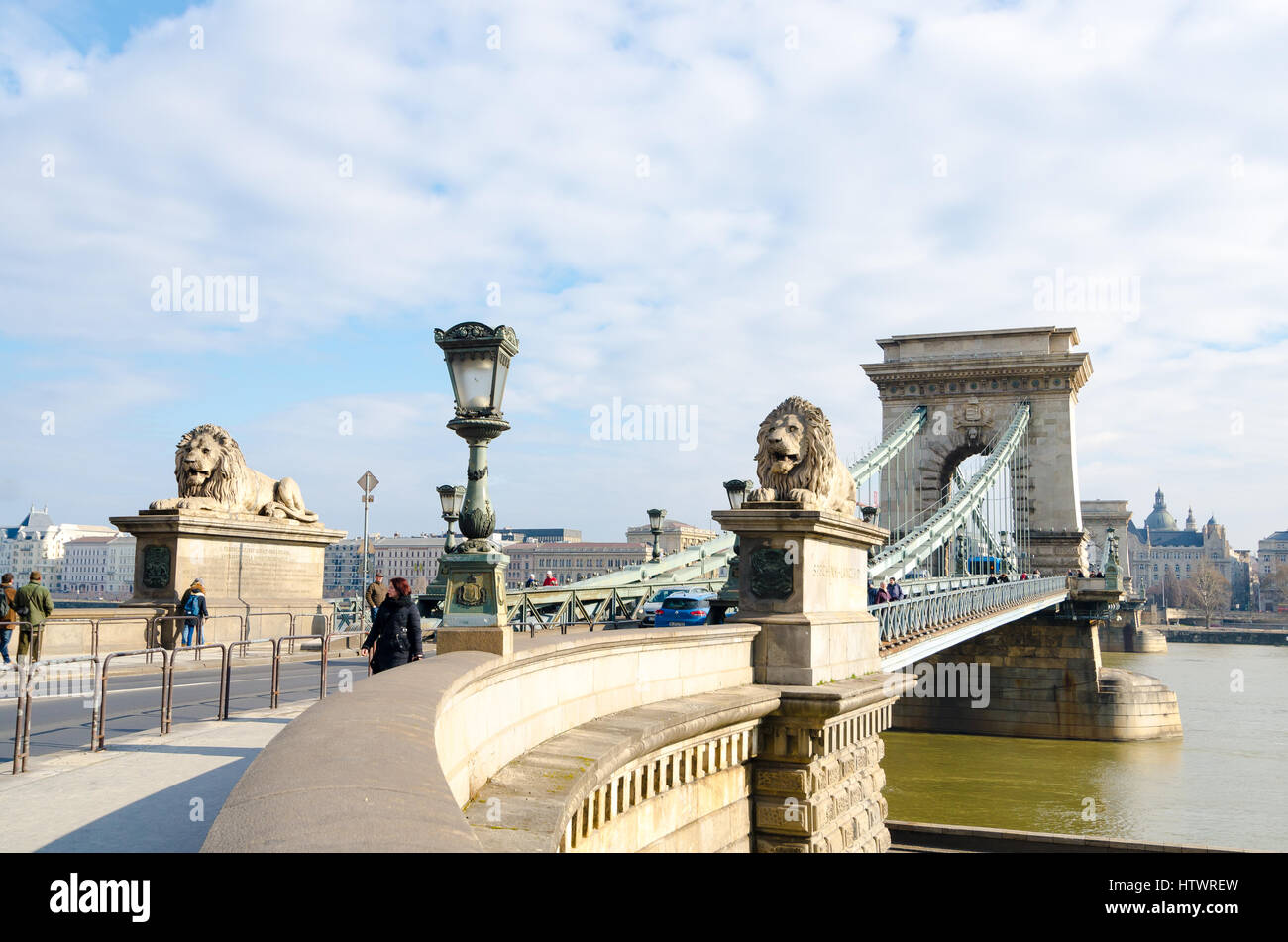 Budapest, Ungarn - 20. Februar 2016: Herrliche Kettenbrücke im schönen Budapest. Szechenyi Lánchíd ist eine Hängebrücke, die überspannt den Fluss D Stockfoto